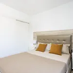 Lejlighed Spacious 3-bedroom With Pool & Balcony - Steps From Puerto Colon, & Local Attractions *