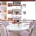 Spacious 3-bedroom With Pool & Balcony - Steps From Puerto Colon, & Local Attractions Lejlighed *