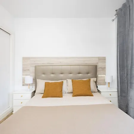 Spacious 3-bedroom With Pool & Balcony - Steps From Puerto Colon, & Local Attractions Lejlighed *