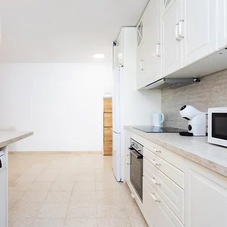 Spacious 3-bedroom With Pool & Balcony - Steps From Puerto Colon, & Local Attractions Lejlighed