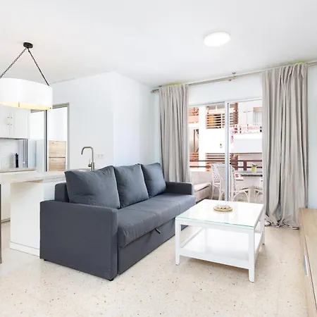 Lejlighed Spacious 3-bedroom With Pool & Balcony - Steps From Puerto Colon, & Local Attractions *