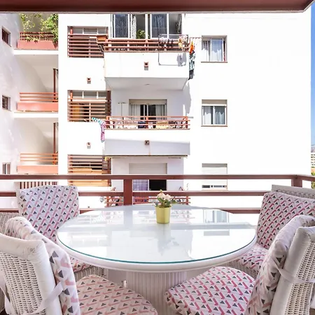 Spacious 3-bedroom With Pool & Balcony - Steps From Puerto Colon, & Local Attractions Διαμέρισμα *