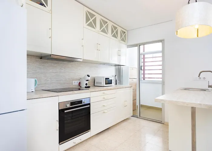 Spacious 3-bedroom With Pool&balcony - Steps From Puerto Colón, Beach&all Local Attractions Apartamento *