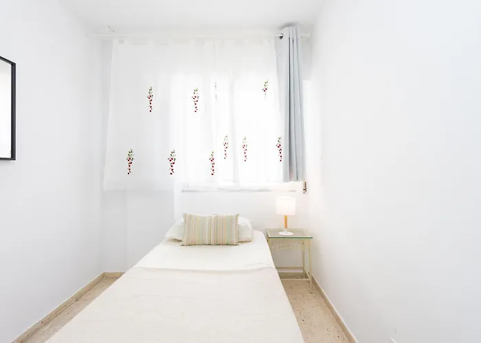 Spacious 3-bedroom With Pool & Balcony - Steps From Puerto Colon, & Local Attractions Apartment