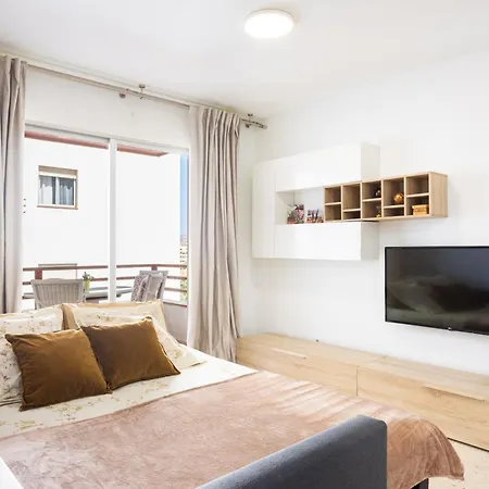 Spacious 3-bedroom With Pool & Balcony - Steps From Puerto Colon, & Local Attractions Lägenhet