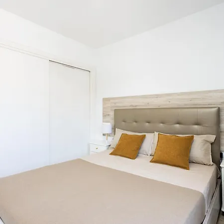 Lejlighed Spacious 3-bedroom With Pool & Balcony - Steps From Puerto Colon, & Local Attractions *