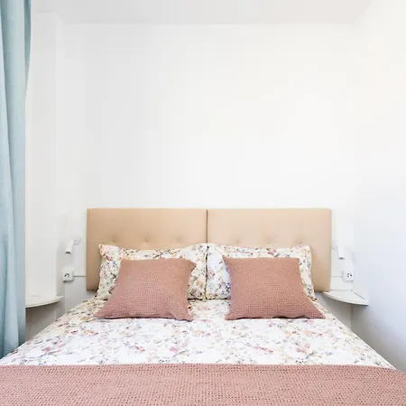 Spacious 3-bedroom With Pool & Balcony - Steps From Puerto Colon, & Local Attractions Lägenhet