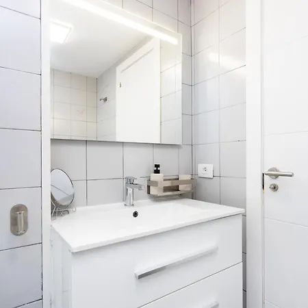 Spacious 3-bedroom With Pool&balcony - Steps From Puerto Colón, Beach&all Local Attractions Apartamento