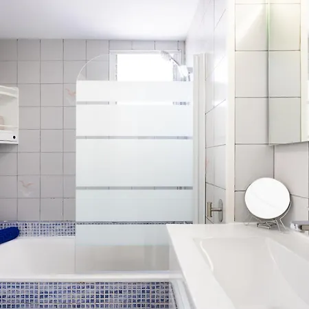 Spacious 3-bedroom With Pool & Balcony - Steps From Puerto Colon, & Local Attractions Lejlighed