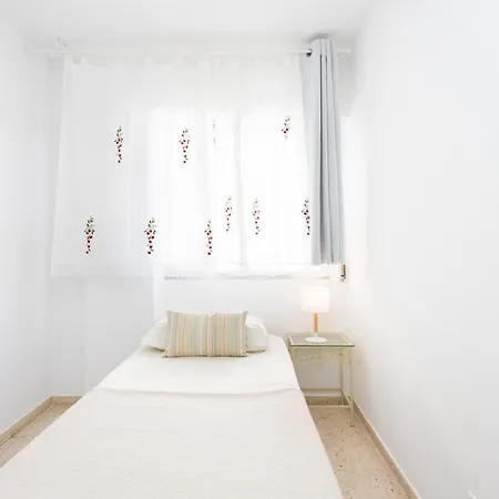 Spacious 3-bedroom With Pool & Balcony - Steps From Puerto Colon, & Local Attractions Lejlighed