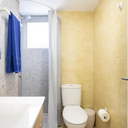 Lejlighed Spacious 3-bedroom With Pool & Balcony - Steps From Puerto Colon, & Local Attractions *