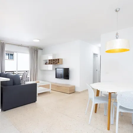 Апартаменты Spacious 3-bedroom With Pool & Balcony - Steps From Puerto Colon, & Local Attractions *