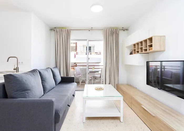 Spacious 3-bedroom With Pool & Balcony - Steps From Puerto Colon, & Local Attractions 阿德耶