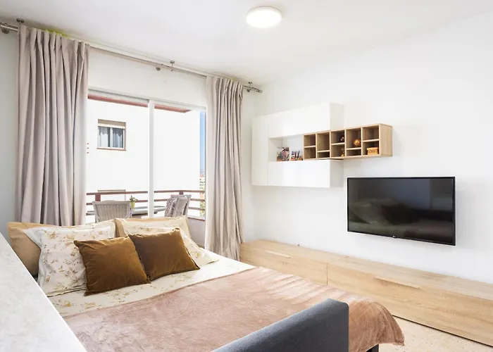 Spacious 3-bedroom With Pool & Balcony - Steps From Puerto Colon, & Local Attractions Lägenhet