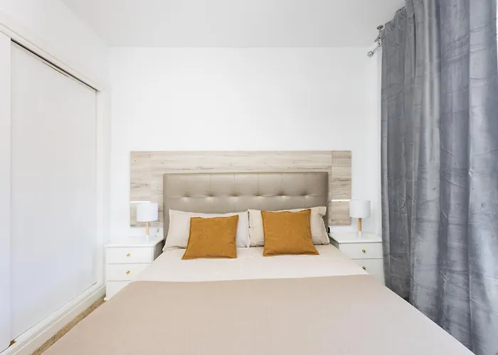 Spacious 3-bedroom With Pool & Balcony - Steps From Puerto Colon, & Local Attractions Apartmán *