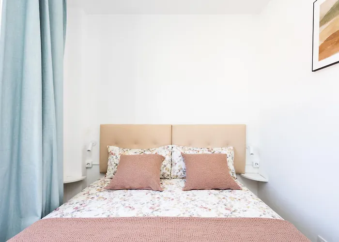 Spacious 3-bedroom With Pool & Balcony - Steps From Puerto Colon, & Local Attractions Apartmán