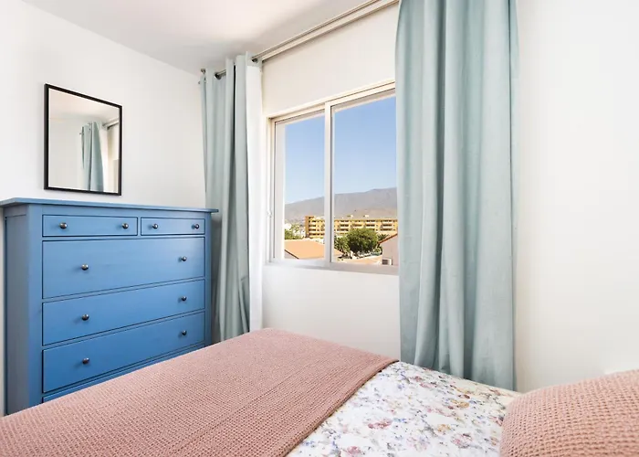 Apartmán Spacious 3-bedroom With Pool & Balcony - Steps From Puerto Colon, & Local Attractions Costa Adeje (Tenerife)