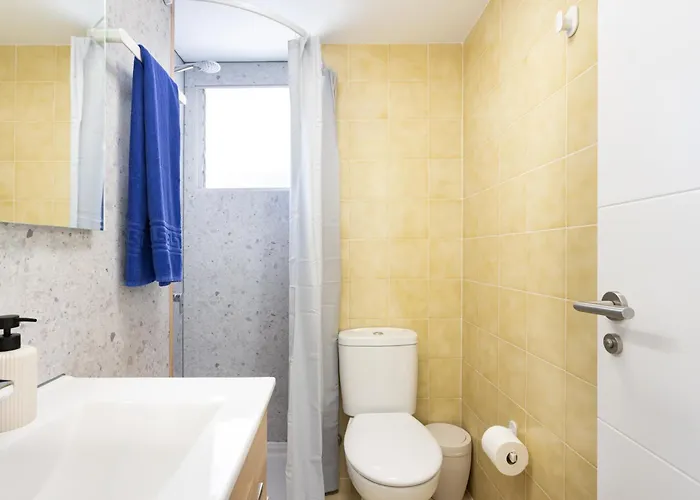 Lägenhet Spacious 3-bedroom With Pool & Balcony - Steps From Puerto Colon, & Local Attractions *