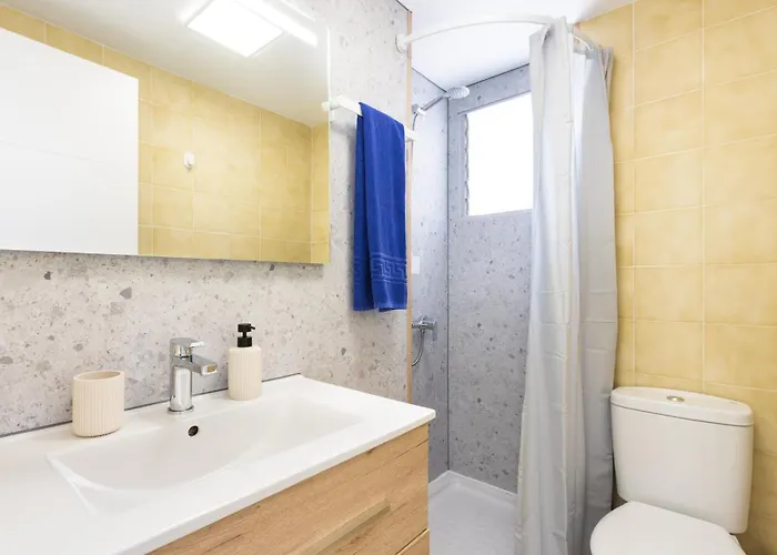 Apartmán Spacious 3-bedroom With Pool & Balcony - Steps From Puerto Colon, & Local Attractions Costa Adeje (Tenerife)
