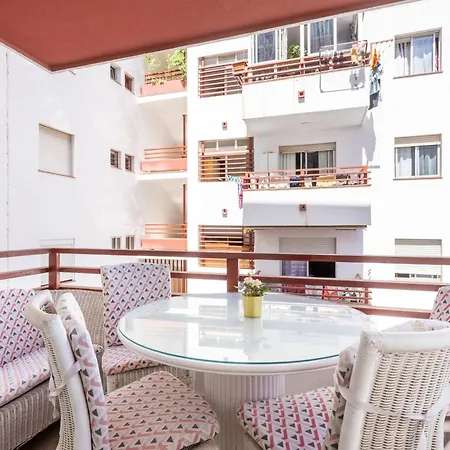 Apartment Spacious 3-bedroom With Pool & Balcony - Steps From Puerto Colon, & Local Attractions *