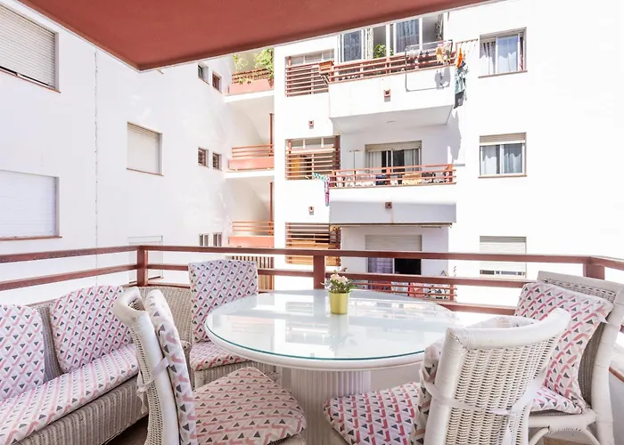 Daire Spacious 3-bedroom With Pool & Balcony - Steps From Puerto Colon, & Local Attractions *