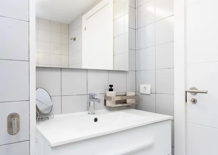 Spacious 3-bedroom With Pool & Balcony - Steps From Puerto Colon, & Local Attractions Daire