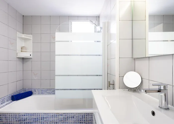 Spacious 3-bedroom With Pool & Balcony - Steps From Puerto Colon, & Local Attractions Daire