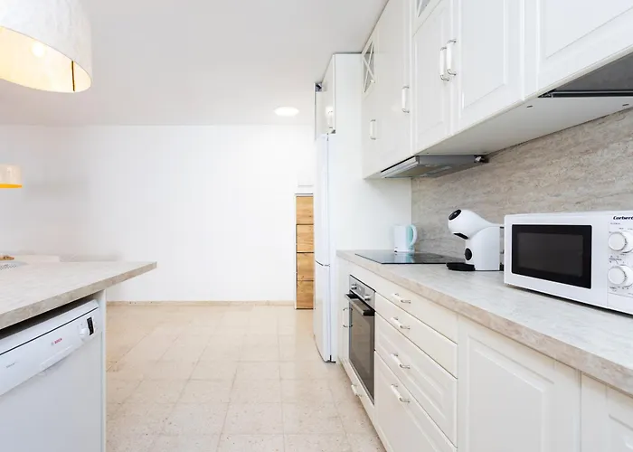 Spacious 3-bedroom With Pool & Balcony - Steps From Puerto Colon, & Local Attractions Daire