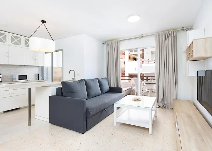 Daire Spacious 3-bedroom With Pool & Balcony - Steps From Puerto Colon, & Local Attractions *