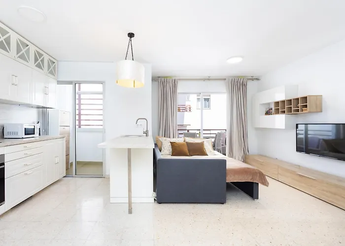 Daire Spacious 3-bedroom With Pool & Balcony - Steps From Puerto Colon, & Local Attractions