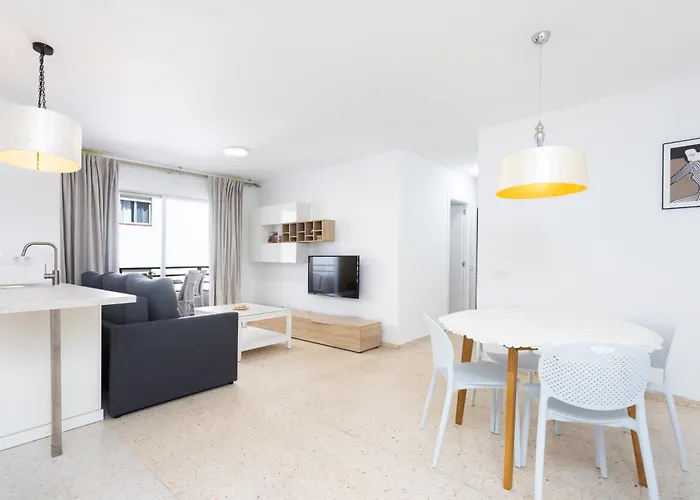 Daire Spacious 3-bedroom With Pool & Balcony - Steps From Puerto Colon, & Local Attractions *