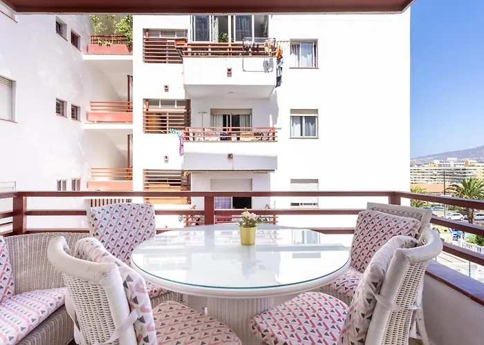 Spacious 3-bedroom With Pool & Balcony - Steps From Puerto Colon, & Local Attractions Daire *